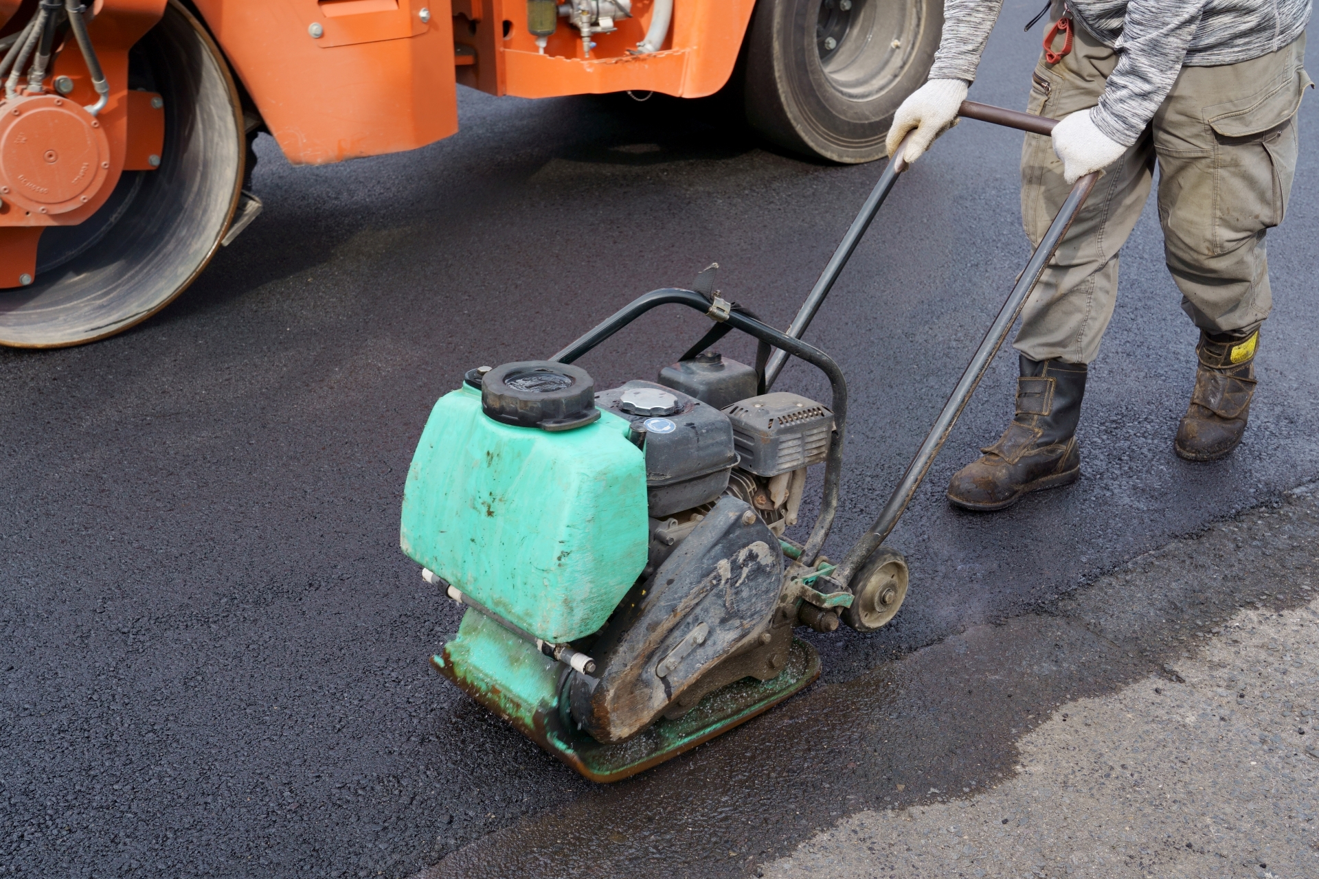 アスファルト舗装のオーバーレイ工法とは？効果と費用を徹底解説