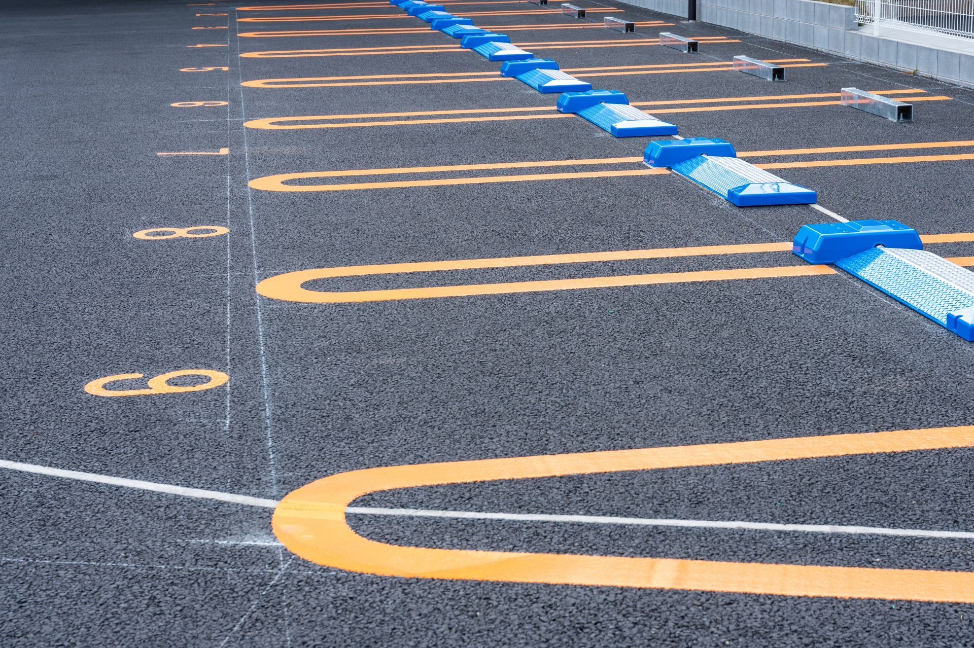 駐車場のアスファルト舗装の厚さは？厚さの選び方と注意点