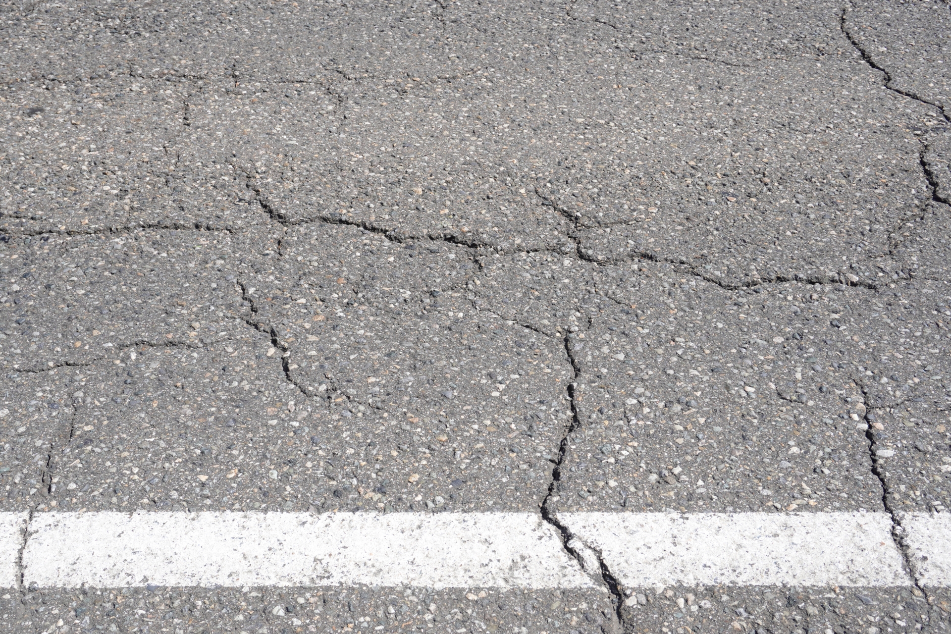 アスファルト舗装のオーバーレイと打換え、どちらを選ぶべき？