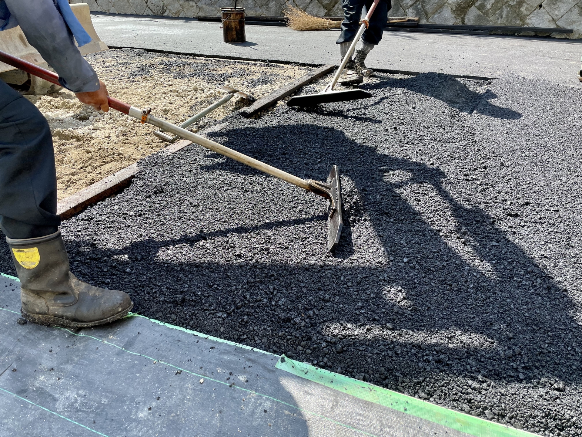 駐車場舗装はコンクリートとアスファルトどちらがコスパが良い？