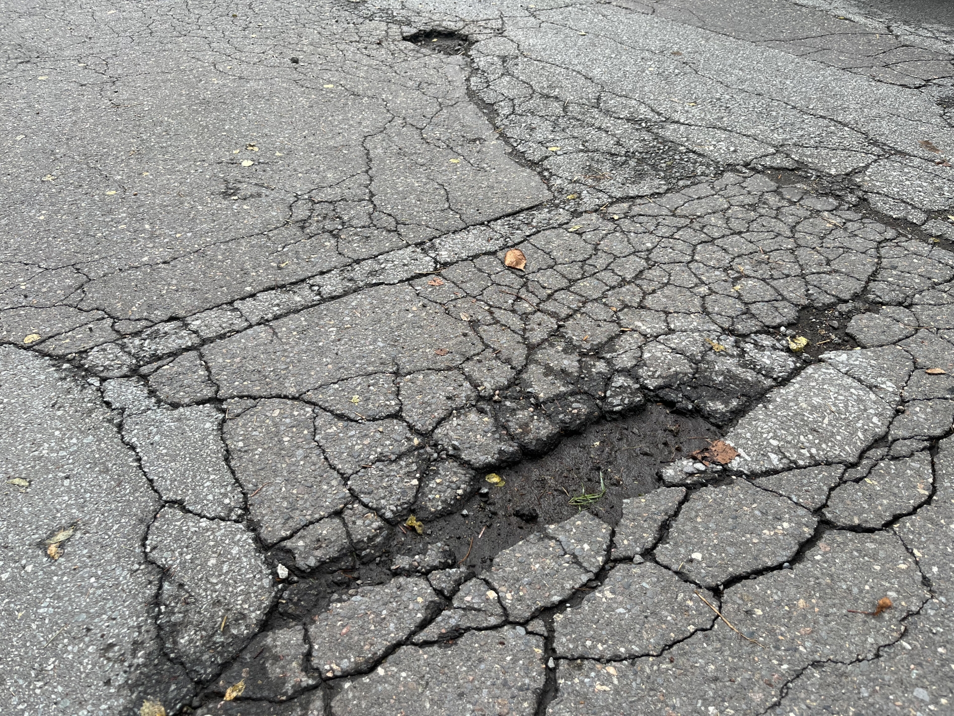 既存アスファルト舗装を活かすオーバーレイ工法