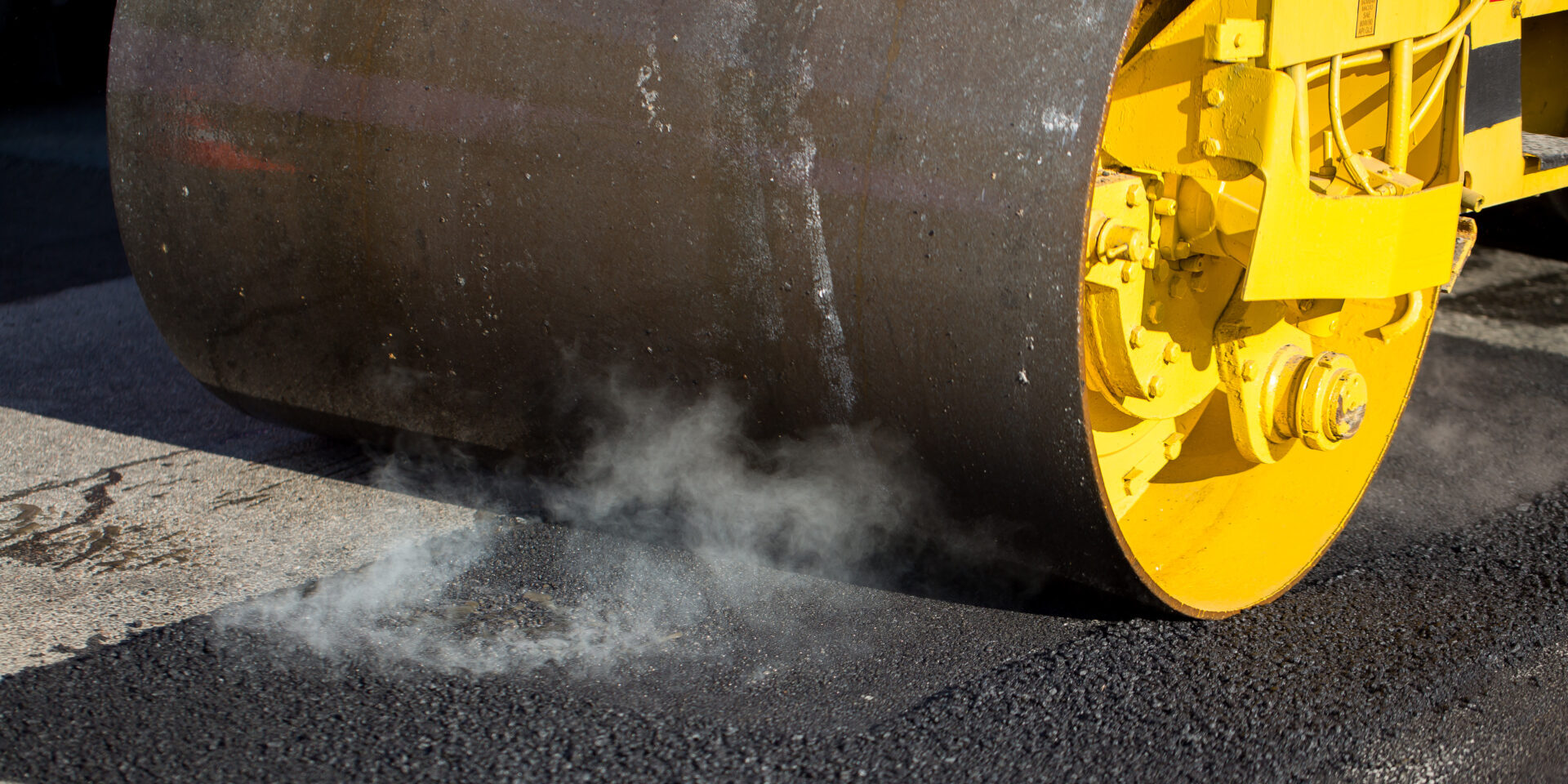 駐車場の舗装は「修繕費」か「資本的支出」か？判断基準を整理