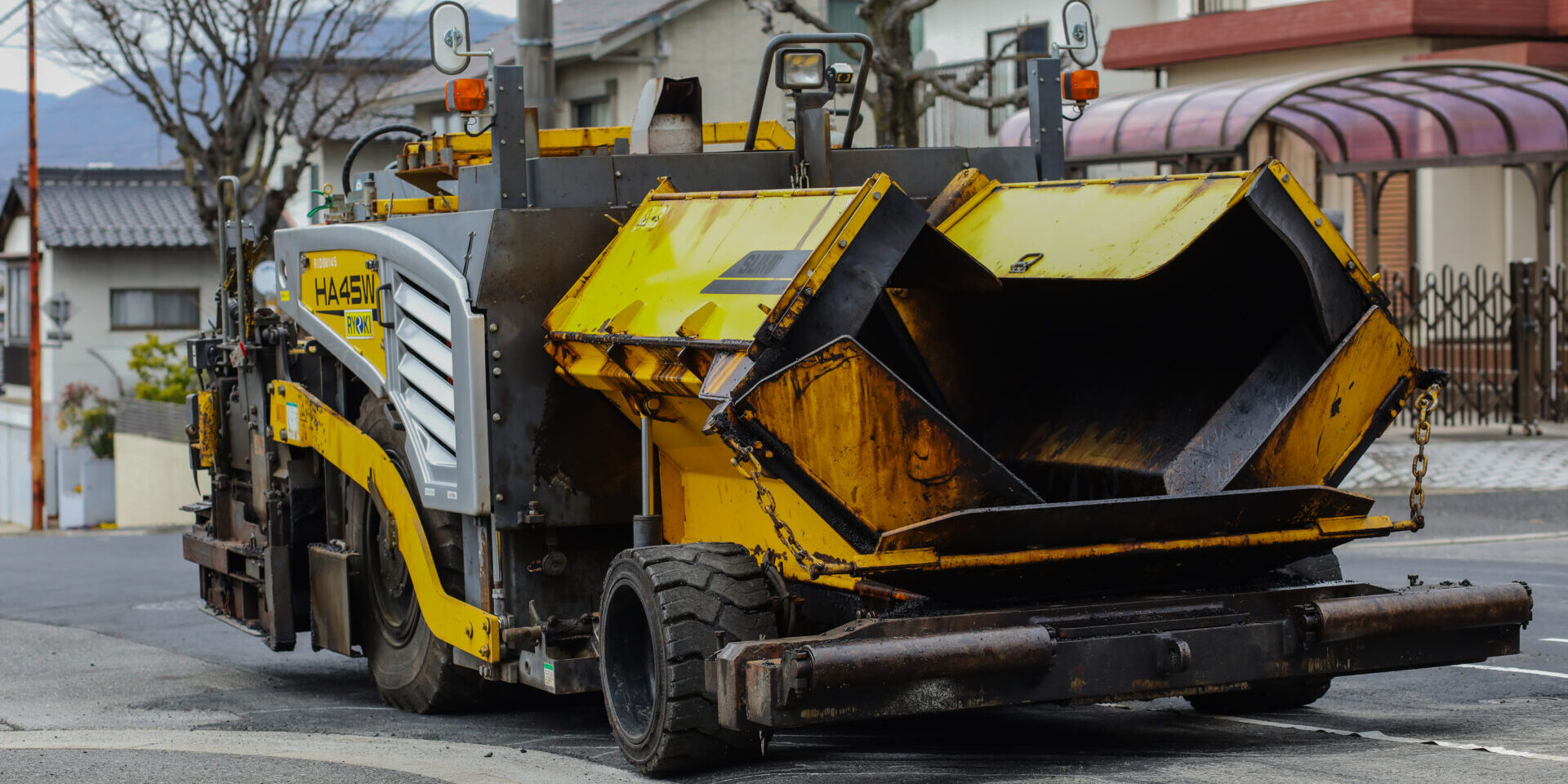 広島の舗装工事を支える重機の技！アスファルトフィニッシャーの緻密な仕事
