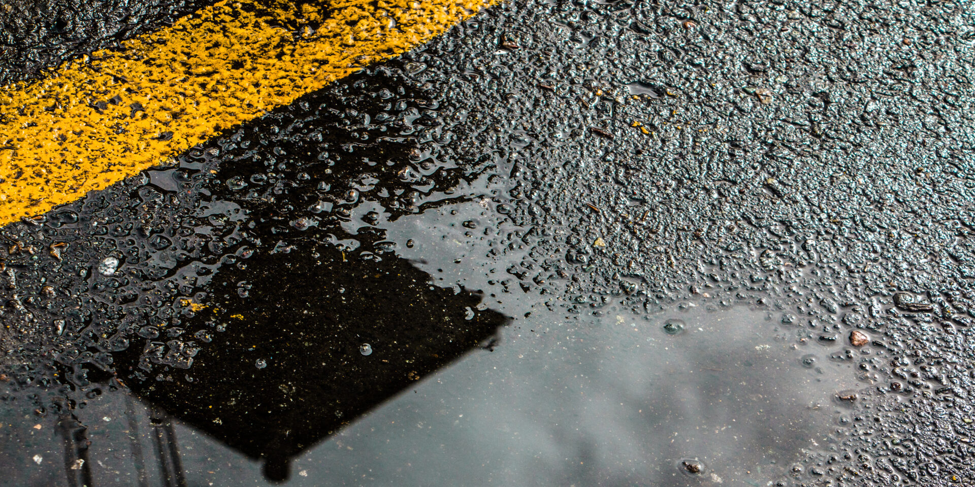 雨の日の水たまりを解消！駐車場の排水を改善する3つの補修方法