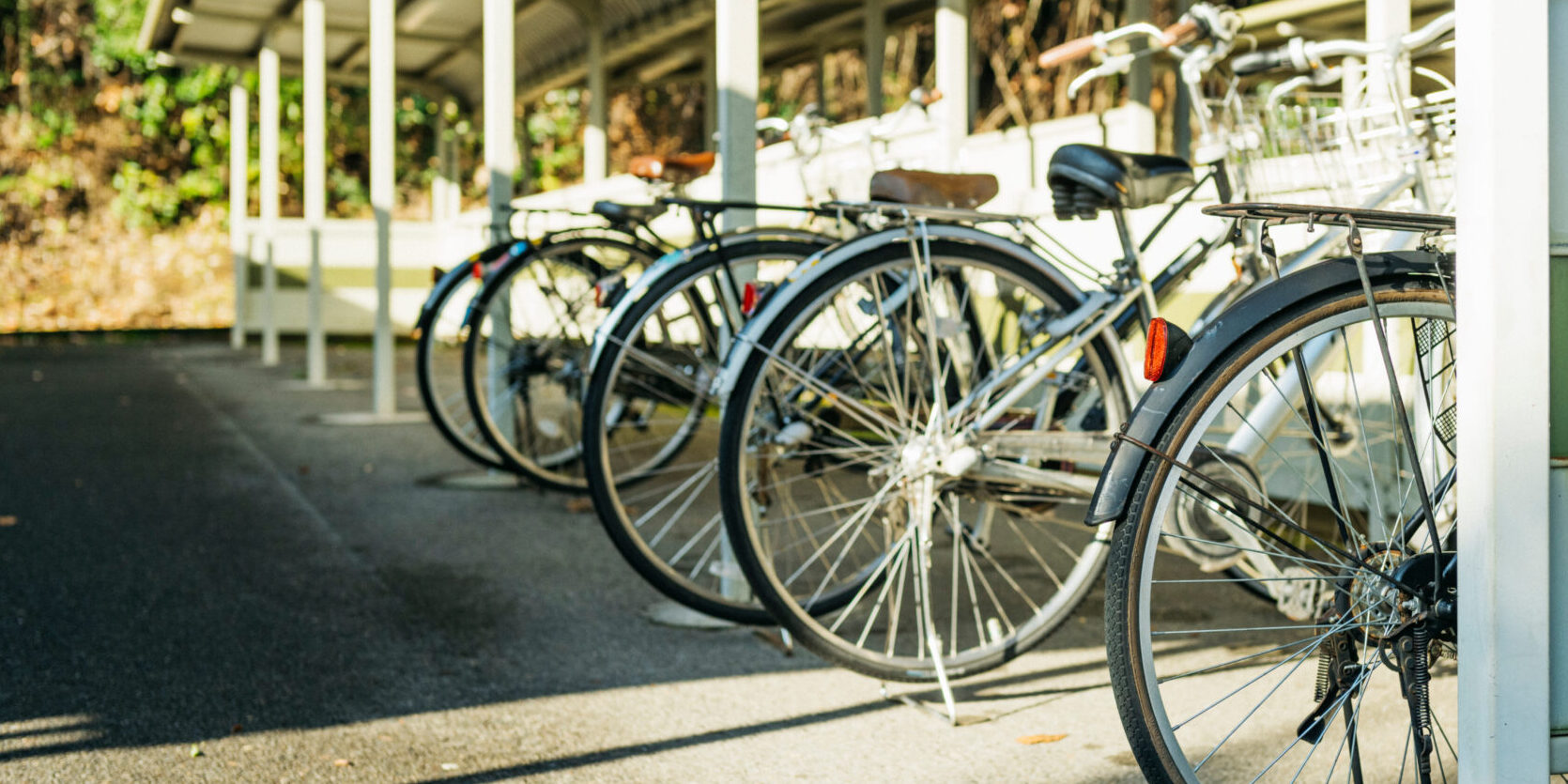 【自転車の転倒防止】強風でも倒れない工夫は「足元」にあり！砂利のめり込みを防ぐ方法