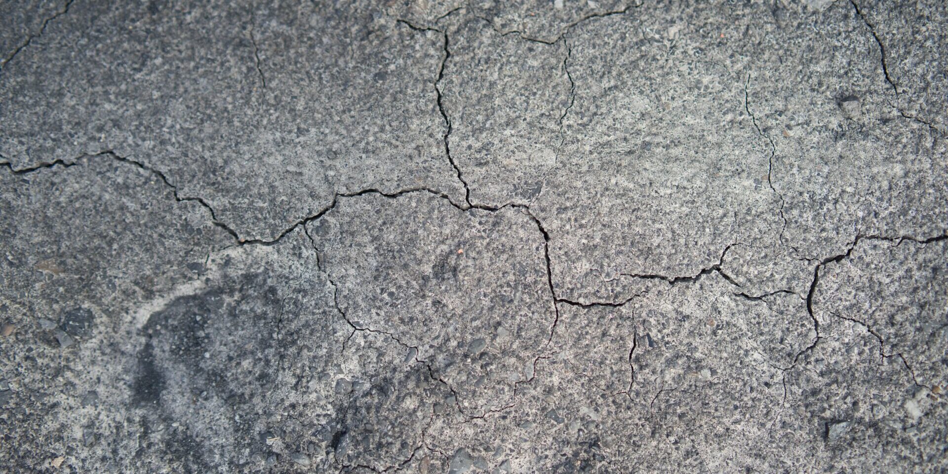 アスファルトがボコボコに凹む原因は？放置するリスクと正しい補修方法
